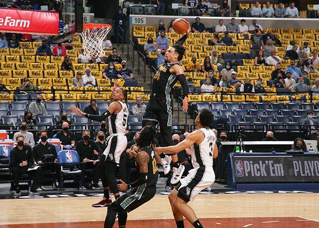 leyu直播-【观察】连续2年无缘季后赛 废墟之中,马刺苦等光明