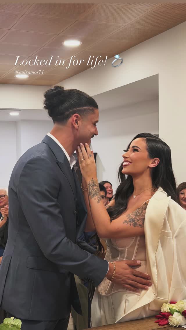 乐鱼体育-恭喜❤️国安28岁外援拉莫斯与妻子完婚甜蜜拥吻,宝宝刚满6个月