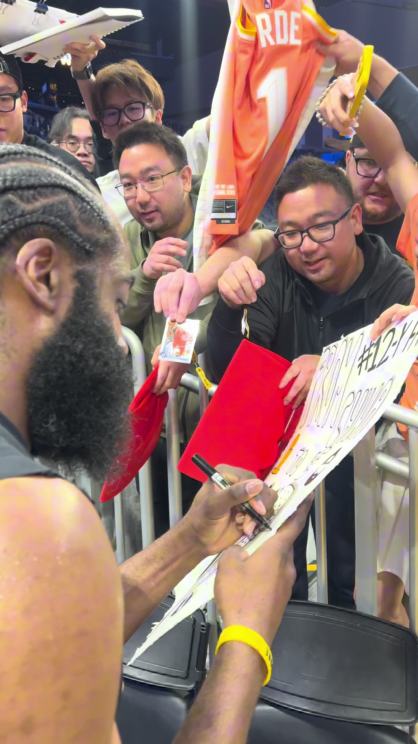 leyu直播-昨日赛后为中国球迷签名!哈登秀中文:中国球迷们 我爱你